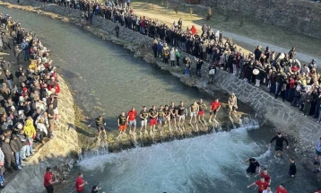 Наум Додевски го извлече светиот крст од Крива Река, во Крива Паланка одржана и „Пивтијада 2026