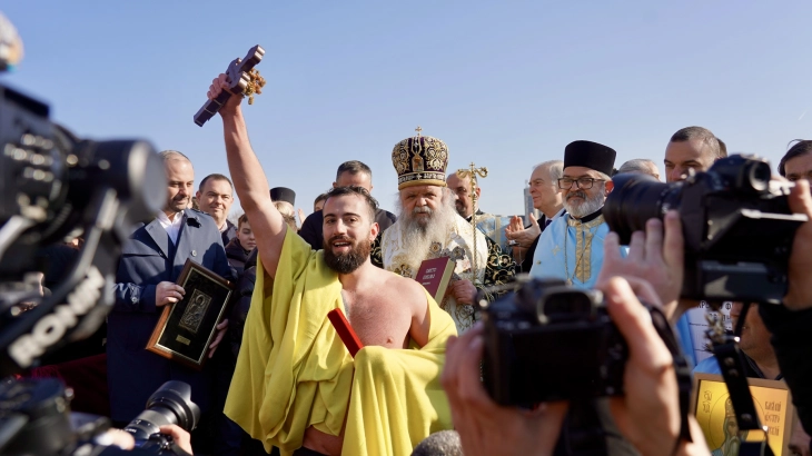 Darko Mitrovikj retrieves Skopje cross 