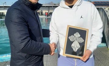 Гимназијалецот Јордан Ангелески го фати светиот крст и е најсреќен на Водици во Прилеп