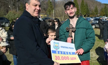 Христијан Џеповски го извади Светиот крст од Преспанско Езеро