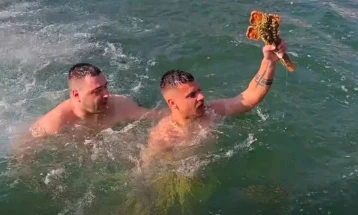 Васко Дрвошанов и годинава го фати светиот крст во Струмица