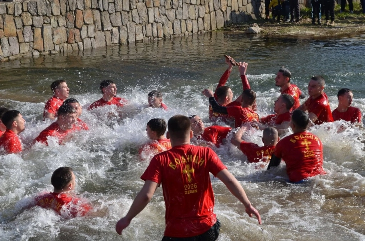 Во Виница Светиот крст во рацете на Бојан Колишев