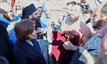 Претседателката Сиљановска-Давкова на одбележување на Богојавление – Водици во Охрид и во Струга