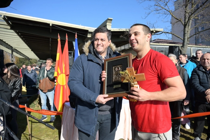 Марио Димитријевски го фати крстот во општина Илинден