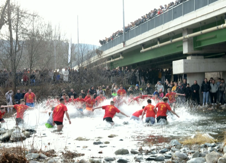 Анџело Илиевски прв до светиот крст во Демир Капија 