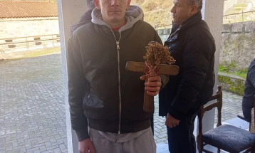 Даниел Летников го фати светиот крст од водите на браната Моклиште кај Ваташа