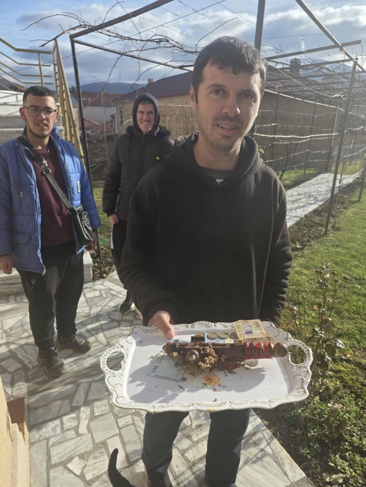 Македонците во Албанија го одбележаа Богојавление, во Пустец крстот го фати Данко Марко