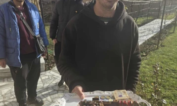 Македонците во Албанија го одбележаа Богојавление, во Пустец крстот го фати Данко Марко