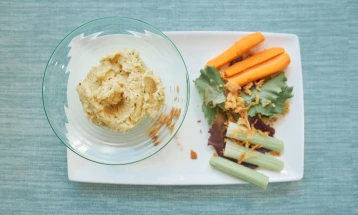 Кремаста пилешка салата со кикирики