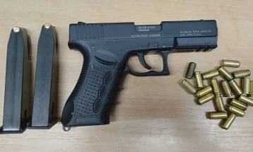 Пиштол пронајден во „шкода“, скопјанец лишен од слобода