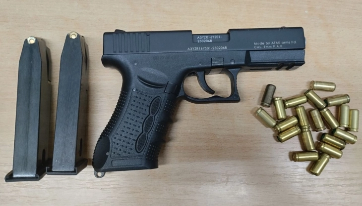 Është gjetur pistoletë në një automjet “Shkoda”, arrestohet një person nga Shkupi