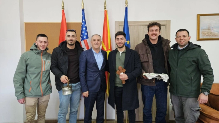 Градоначалникот Ќура го прими фаќачот на крстот во Струга Петар Чакарески