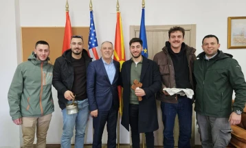 Градоначалникот Ќура го прими фаќачот на крстот во Струга Петар Чакарески