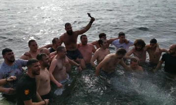 Со традиционалното капење на рибарите во Охрид одбележан празникот Свети Јован Крстител