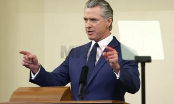 Гувернерот на Калифорнија во Давос: Престанете со пасивноста и спротивставете му се на Трамп