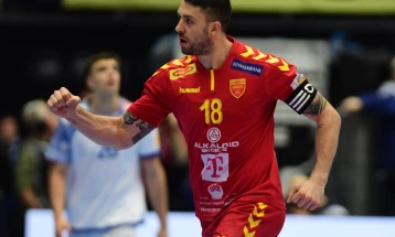 Македонските ракометари со предност од четири голови разлика на полувреме против Романците