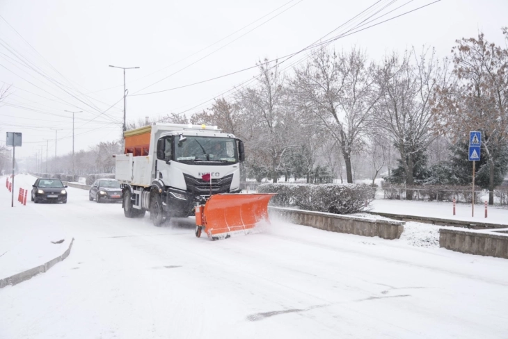 Екипите на „Чистота и Зеленило“ Куманово ги расчистуваат улиците од снег