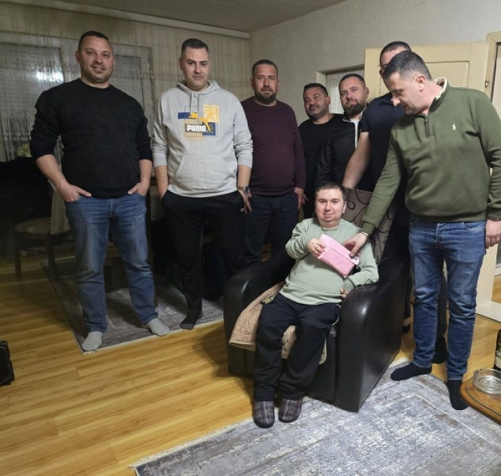 Собраните пари од хуманитарниот Богојавленски настан во Ваасилево- „среќки“, предадени на Влатко Митев