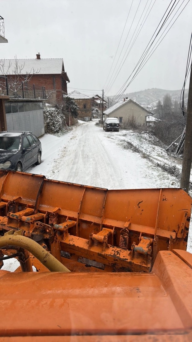 Во Виница се чисти снегот во градот и во повисоките наслени места