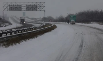 ЦУК со апел да се патува внимателно и со зимска опрема за возилата