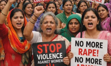 Во Утар Прадеш, Индија: Розовите сарии и бамбусови стапови го штитат женското достоинство