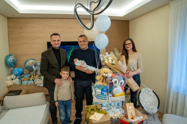 Градоначалникот Митовски го посети Марк, првото новороденче годинава во Крива Паланка