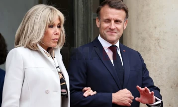 Брижит Макрон ја презеде улогата на ди-џеј на добротворна забава