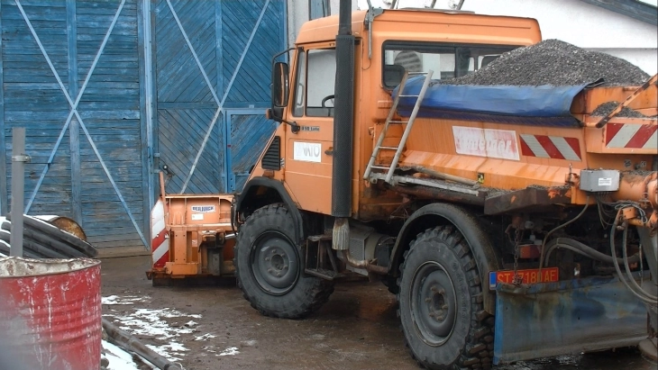 Снежните врнежи во Штип не создадоа проблеми во сообраќајот, зимската служба постојано на терен