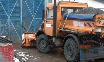 Снежните врнежи во Штип не создадоа проблеми во сообраќајот, зимската служба постојано на терен