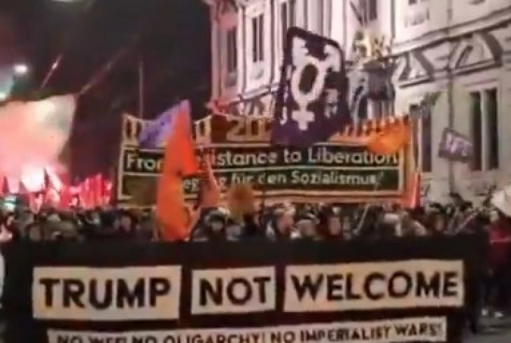 Запалено американското знаме на протест во Цирих против доаѓањето на Трамп во Швајцарија