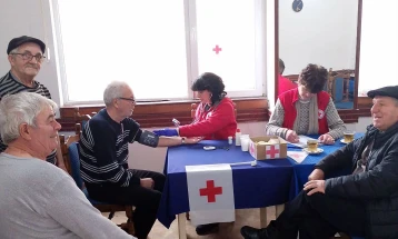 Црвен крст Кавадарци мереше крвен притисок и шеќер во крвта на пензионери