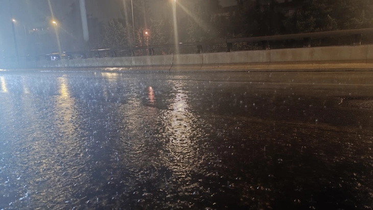 Stuhi e fuqishme në Athinë - në Peloponez e humbi jetën një pjesëtar i shërbimit bregdetar