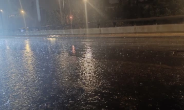 Stuhi e fuqishme në Athinë - në Peloponez e humbi jetën një pjesëtar i shërbimit bregdetar