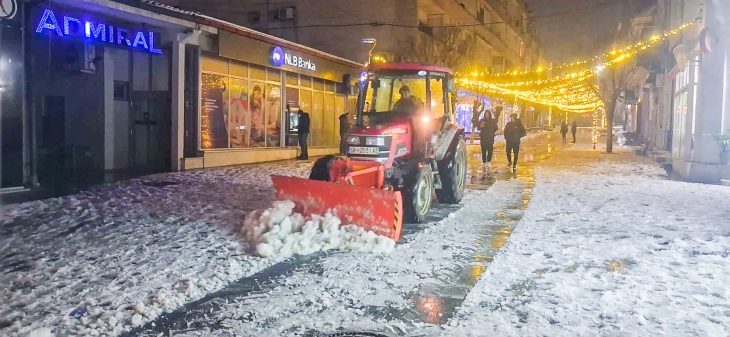 „Комуналец“  со механизација и фрлање сол ги чисти коловозите во Струмица