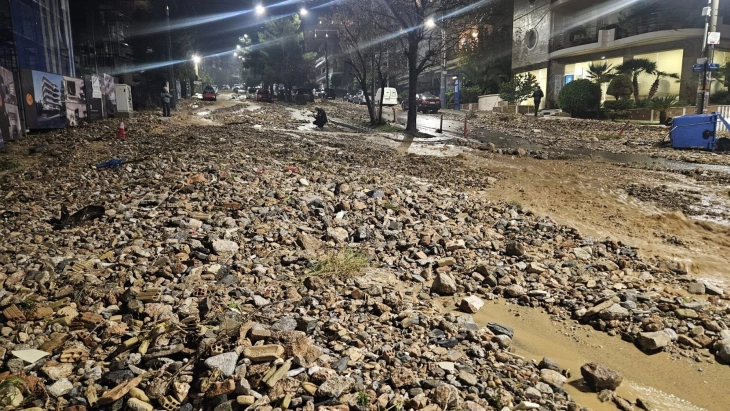 Вонредна состојба во две атински општини поради вчерашното невреме