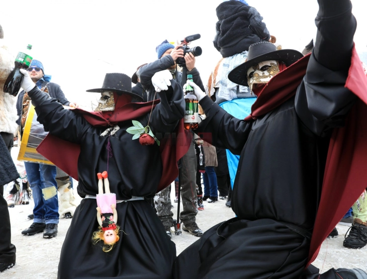 Маскирани мажи во Хрватска ја „бркаат“ зимата: Ритуал кој се изведува секоја година