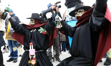 Маскирани мажи во Хрватска ја „бркаат“ зимата: Ритуал кој се изведува секоја година