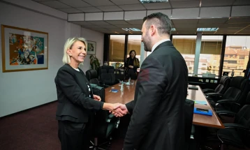 Ministri i Ekonomisë dhe Punës Durmishi u takua me ambasadoren kroate Tiganj