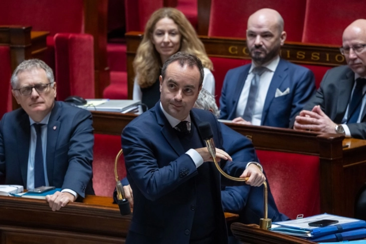 Француската влада преживеа две гласања за недоверба поднесени од крајната левица и крајната десница