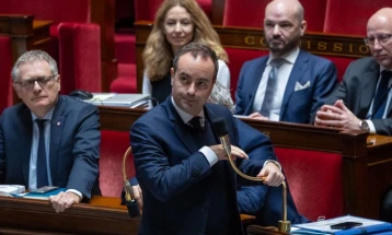 Француската влада преживеа две гласања за недоверба поднесени од крајната левица и крајната десница