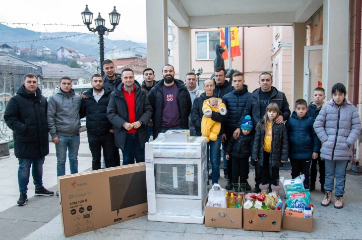 Во Крива Паланка наградата за светиот крст донирана на деветчленото семејство Димитровски