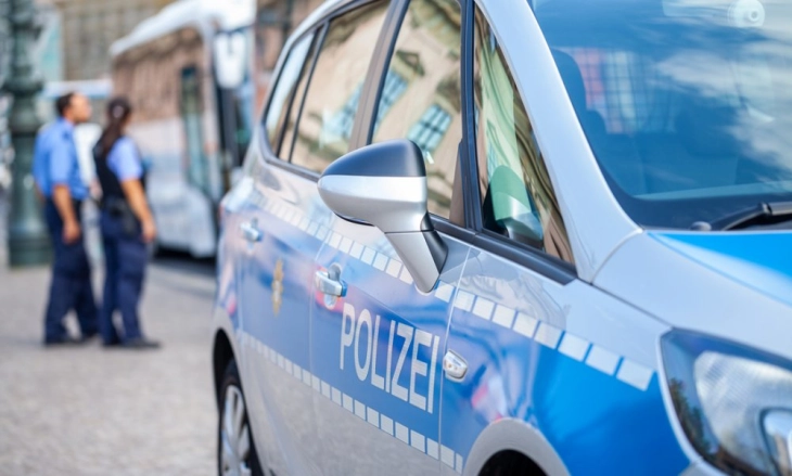 Момче почина од струен удар откако се обидело да земе електронска цигара која му падната на шините во метро станица во Берлин