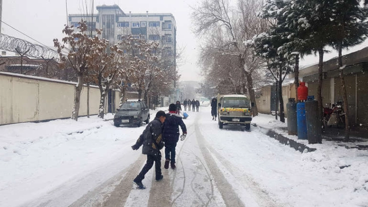 Stuhi të fuqishme dhe reshje të rrëmbyeshme të shiut në Afganistan, së paku 61 persona e humbën jetën, ndërsa 110 janë lënduar