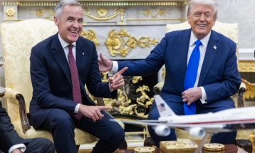 Трамп се закани со 100-процентни царини за Канада доколку склучи трговски договор со Кина