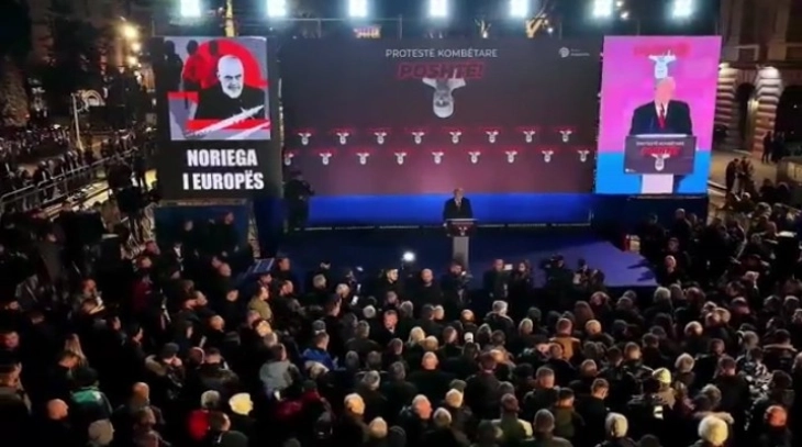 Инциденти пред владата во Тирана на вториот национален протест, Бериша порача дека се на километар до триумф