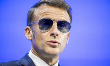 Макрон предлага забрана за користење на социјалните мрежи за лица под 15 години