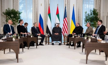 Аксиос: Разговорите во Абу Даби значително ги приближија ставовите за состанок меѓу Путин и Зеленски