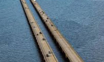 Возачите доживуваат паника на најдолгиот мост на светот- преминот трае до 30 минути