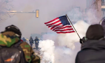 Гувернерот на Минесота: Трамп се согласи да размисли за намалување на бројот на федерални агенти