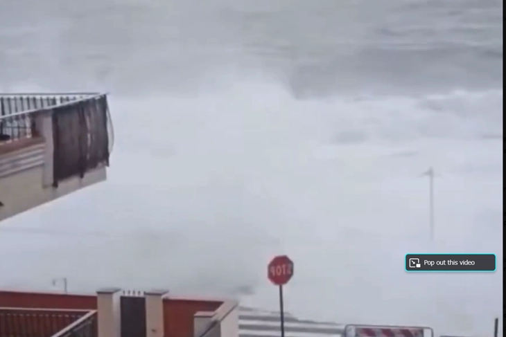 На југот на Италија прогласена вонредна состојба по минатонеделната дводневна бура